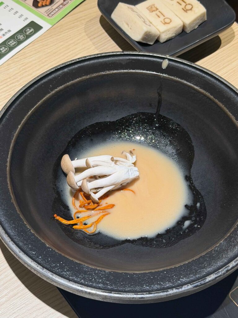 台中美食｜石二鍋：蟲草菌菇湯底還不錯！白飯還變成吃到飽！石二鍋 台中文心崇德店(旗艦店)｜好久沒吃石二鍋，覺得變更好吃又划算！