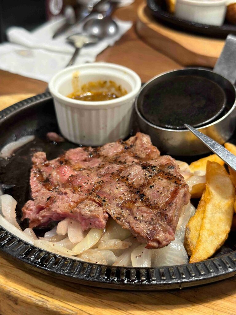 台中美食｜橫濱牛排：自助吧完勝牛排！蘑菇濃湯完全不輸高檔餐廳！
橫濱牛排｜當日壽星前後三天有特殊優惠，五人同行還送炸物摩天輪！
LaLaport北館五樓的橫濱牛排 ，