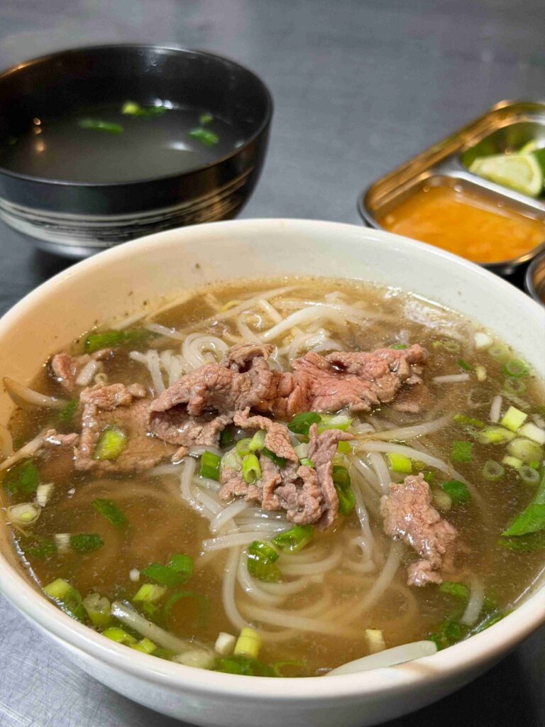 台中美食|道地越南小吃:會二訪!目前第一名炸春捲!鮮蝦春捲好吃到又加點!道地越南小吃|近期吃到最喜歡的越南料理!竟然還有通心粉!