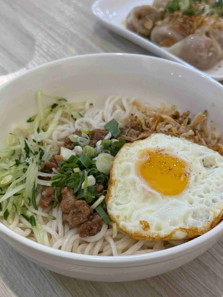 台中美食|大王麻辣乾麵:輕輕辣就有辣,是辣的很舒服的乾麵!大王麻辣乾麵-永福總店|豆乾好吃,不辣的雞絲麵也滿香的!