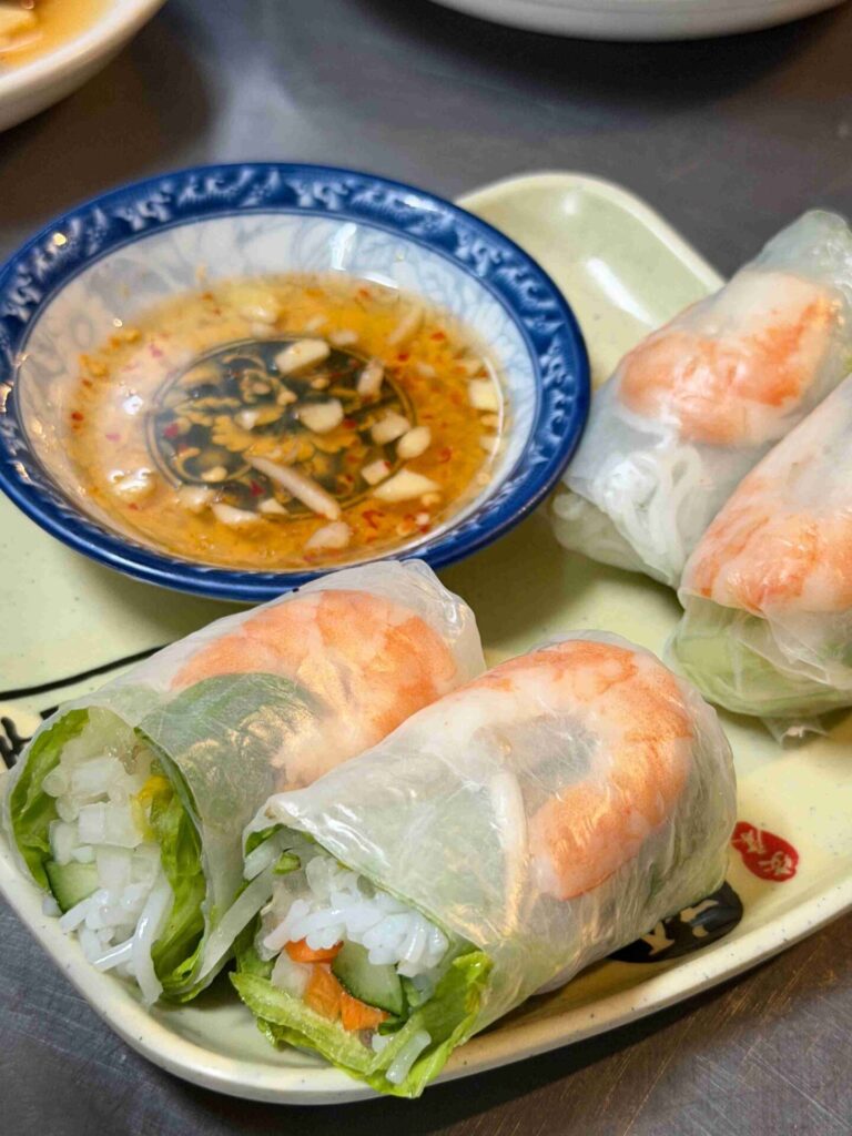 台中美食|道地越南小吃:會二訪!目前第一名炸春捲!鮮蝦春捲好吃到又加點!道地越南小吃|近期吃到最喜歡的越南料理!竟然還有通心粉!