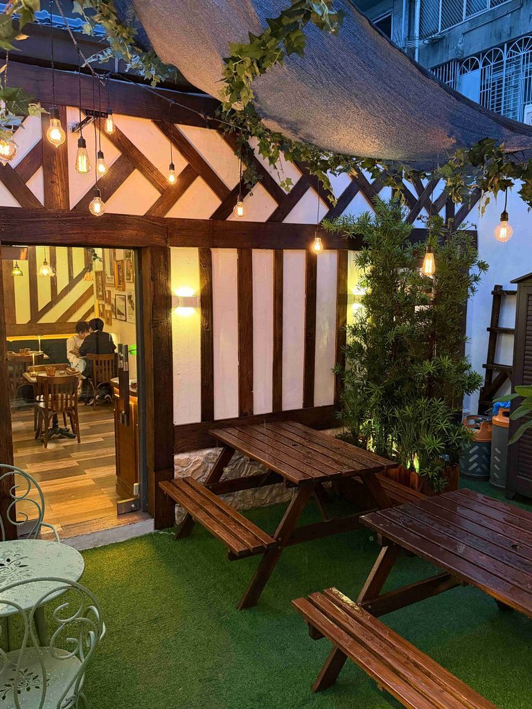 台中美食|ATIPIC 亞提法式可麗餅:近期吃到最驚豔的甜點!一定會二訪!ATIPIC 亞提法式可麗餅小屋|大推黃砂糖可麗餅,好吃到差點再點第二份!勤美美食