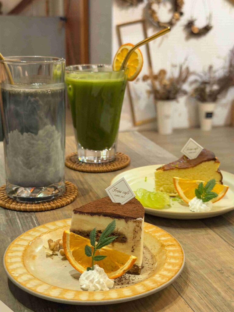 台中美食|Frini Café:大推無糖焙茶拿鐵!茶味重,奶味也中!Frini Café|雖然餐點表現普通,但座位有提供插頭非常加分!台中東海西屯咖啡廳