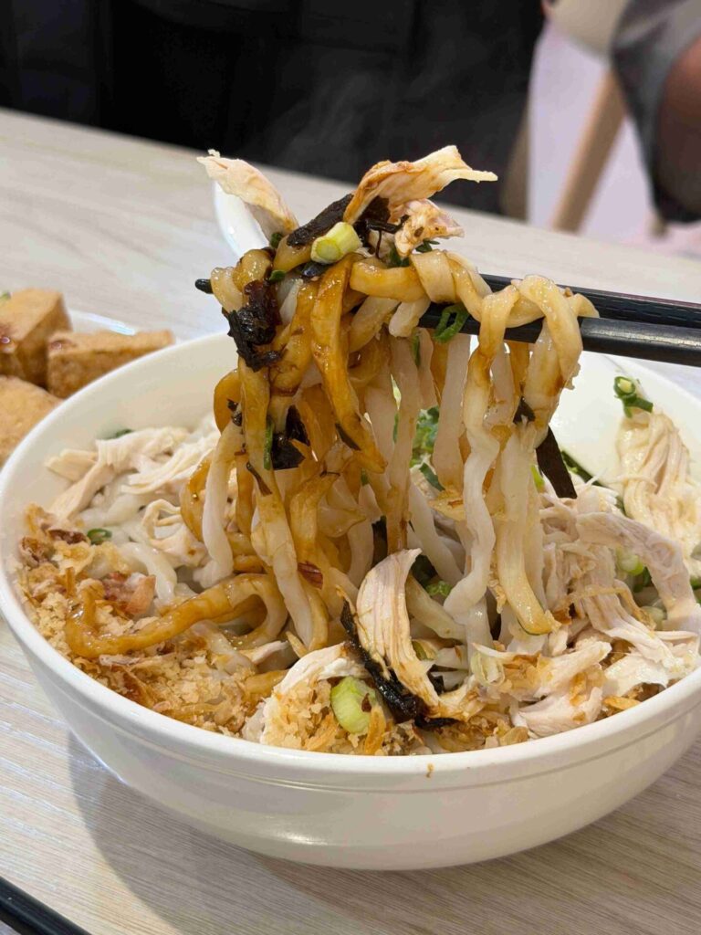 台中美食|大王麻辣乾麵:輕輕辣就有辣,是辣的很舒服的乾麵!大王麻辣乾麵-永福總店|豆乾好吃,不辣的雞絲麵也滿香的!