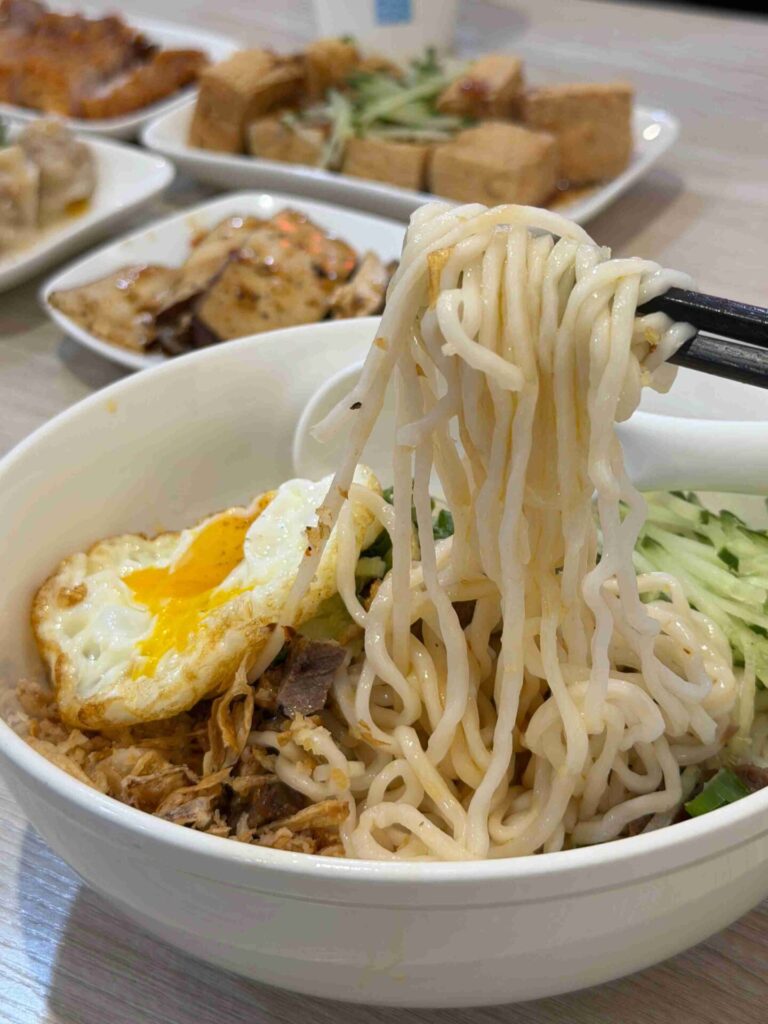 台中美食|大王麻辣乾麵:輕輕辣就有辣,是辣的很舒服的乾麵!大王麻辣乾麵-永福總店|豆乾好吃,不辣的雞絲麵也滿香的!