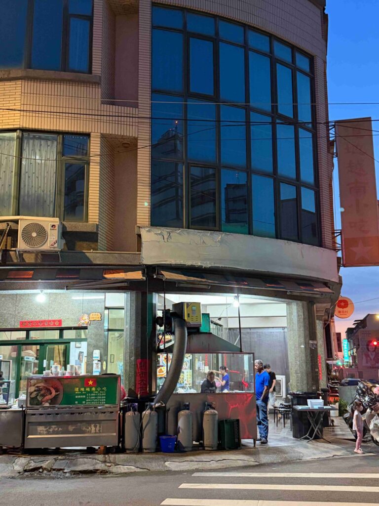台中美食|道地越南小吃:會二訪!目前第一名炸春捲!鮮蝦春捲好吃到又加點!道地越南小吃|近期吃到最喜歡的越南料理!竟然還有通心粉!