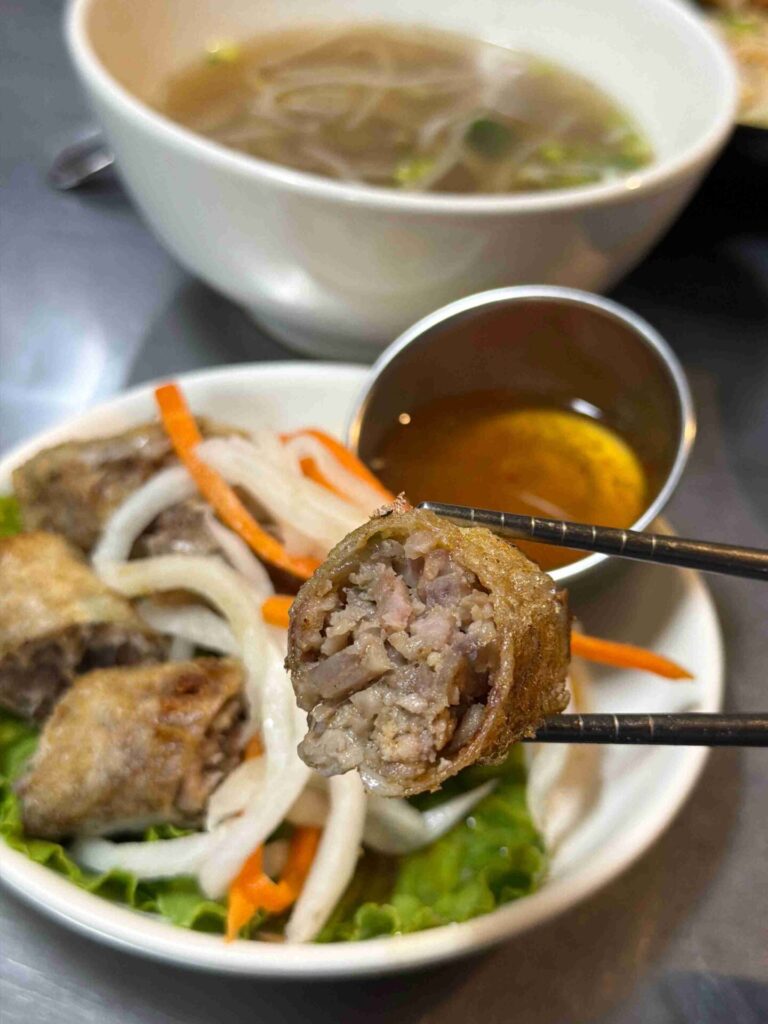 台中美食|道地越南小吃:會二訪!目前第一名炸春捲!鮮蝦春捲好吃到又加點!道地越南小吃|近期吃到最喜歡的越南料理!竟然還有通心粉!
