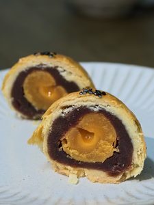 Read more about the article 中秋禮盒┃多爾法式烘焙：酥皮薄脆！鹹蛋黃又香又濕潤！半糖紅豆泥！超完美！